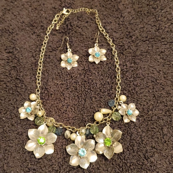 Premier Designs Jewelry - Sliver flower necklace and earrings